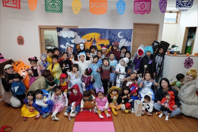 今年もハロウィンパーティー行いました(^o^)
子どもも大人も仮装のクオリティが
とても凄いです！！！
ご近所をパレードしたり、コンテストで
ランウェイを歩いたり、みんなでおやつを食べたり
とても微笑ましい時間でした(´∀｀)
準備して下さった保護者の皆様、お菓子を配って下さった
お店の方々本当にありがとうございました(о´∀`о)

#企業主導型保育園#認可外保育園#保育園#保育#子ども
#ハロウィン#ハロウィンパーティー#イベント#仮装
#牛久市#ひたち野うしく#peek-A-boo#ぴーかぶー 
#ピーカブー