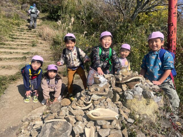 先日年長組さんは筑波山登山にチャレンジしました！
お天気にも恵まれ、お友達を応援しながら
力を合わせて見事、山頂まで登る事が出来ました(^o^)
途中のパワースポットの岩の意味を知ったり
諦めない事の大切さを学べたと思います(´∀｀)
年長さんお疲れ様でした！

#企業主導型保育園#認可外保育園#保育園#子ども#年長
#5歳児#筑波山#登山#筑波山登山#山登り#遠足
#ぴーかぶー#ピーカブー#peek-A-boo#牛久市
#ひたち野うしく