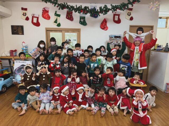 今年最後のイベントはクリスマス会でした^o^
2歳児〜小学生まで6チームに分かれて
お菓子争奪ゲーム大会を行いました！
じゃんけんや黒ひげ、片足バランスゲームなど
数々のゲームを行い、各チームポイントを獲得していきました^ ^
小学生は保育園の子の面倒をよく見てくれて
みんなが楽しめるようにしてくれていました！

給食もおやつもクリスマスメニューに
なっており子ども達の笑顔が溢れていました！

お昼寝中もサンタ？がやってきて
子ども達のお布団にプレゼントを
配ってくれ、目が覚めると
1歳児の子どもたちも喜んでいました！

今年も日々のご協力、イベントへのご参加
誠にありがとうございました！
来年もどうぞよろしくお願い致します。
皆様良いお年をお迎えください。

#peek-A-boo#ぴーかぶー#クリスマス会
#企業主導型保育園#保育園